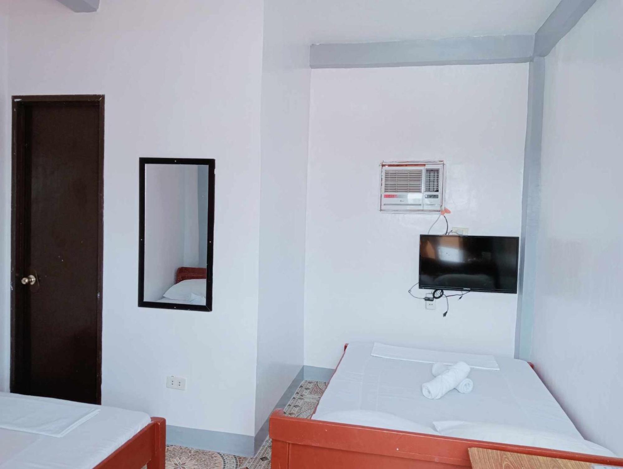 Ludy'S 2 Pension House Carles Bagian luar foto